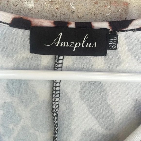 Amzplus Animal print Angled Hem V-neck Tunic Top - Picture 4 of 9